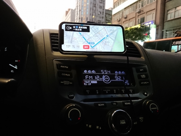 實用又騷包的 moshi SnapTo 車用磁吸無線充電手機支架