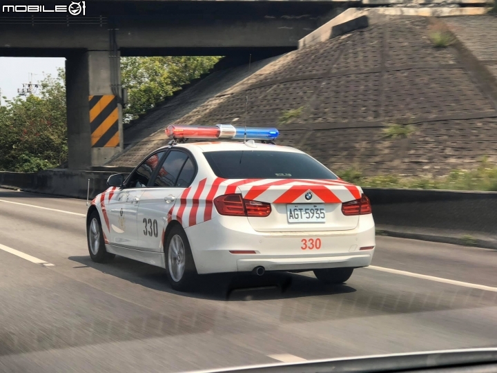 1/43 國道警察 BMW F30 紅斑馬巡警車