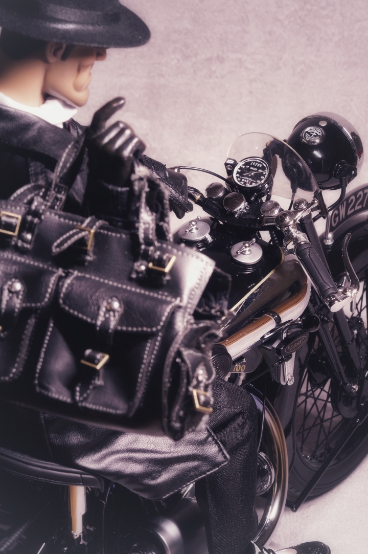 玩具攝影分享 - 1/6 Damtoys 黑幫王國 Spade J v.s. Minichamps Brough Superior SS100