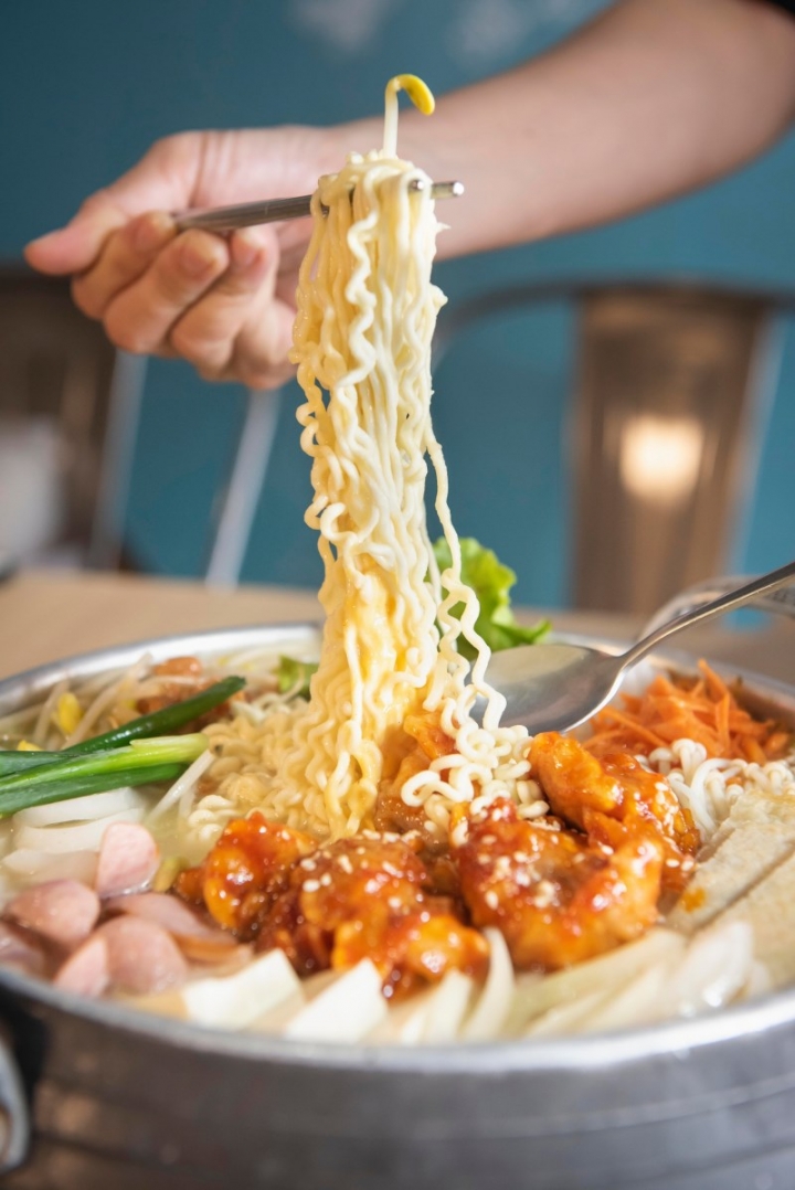 【台中│食記】「蝦爆了!」超狂創意韓料辣炒年糕鍋"24隻"蝦子躺好躺滿!