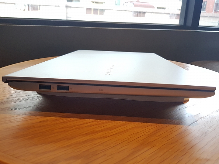 【小宅開箱】ASUS VivoBook S15 S532 上班切歌、回Line不煩惱 秘密的第二螢幕