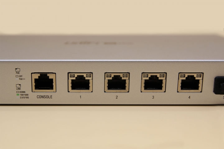 UniFi 10G 6-Port 802.3bt PoE++ Switch 分享