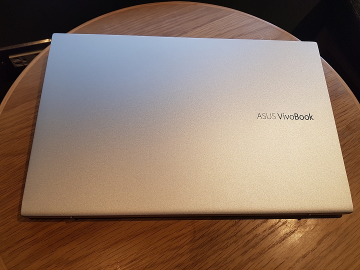【小宅開箱】ASUS VivoBook S15 S532 上班切歌、回Line不煩惱 秘密的第二螢幕