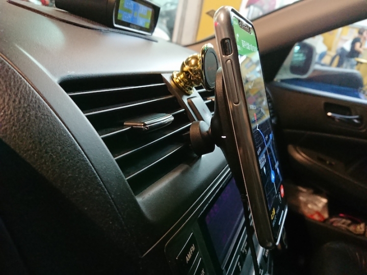 實用又騷包的 moshi SnapTo 車用磁吸無線充電手機支架