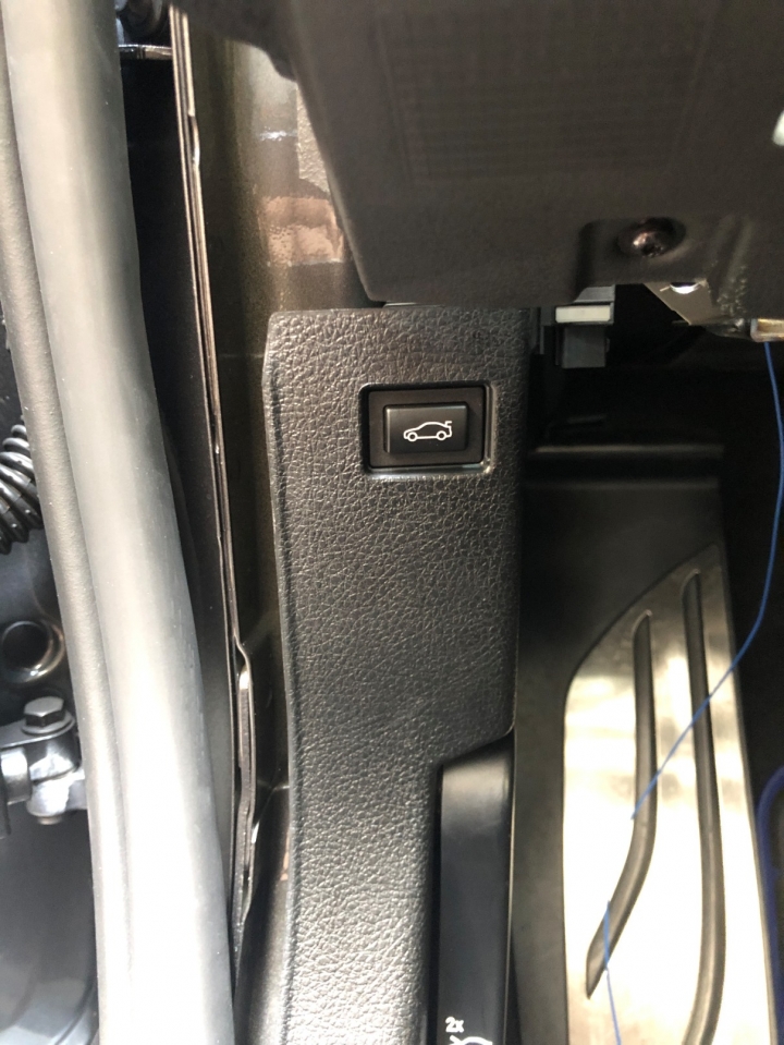 BMW 320i M Sport 加裝後車箱車內開啟按鍵 DIY