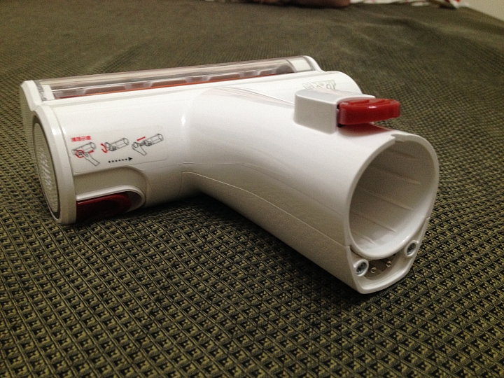 大叔家中兩大三小與《PUPPY小狗電器T10 Home無線手持吸塵器》的試用心得，左右開攻都很讚；Do Vacumming變成舉手之勞喔。