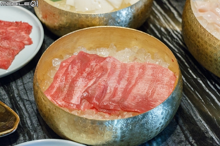 和牛牛油與重慶麻辣鍋結合的精彩美味《麻辣45》正式在台開幕！