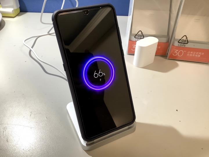 小米立式風冷30W無線充電分享（by小米9）
