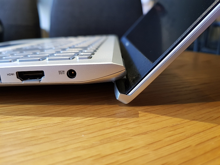 【小宅開箱】ASUS VivoBook S15 S532 上班切歌、回Line不煩惱 秘密的第二螢幕