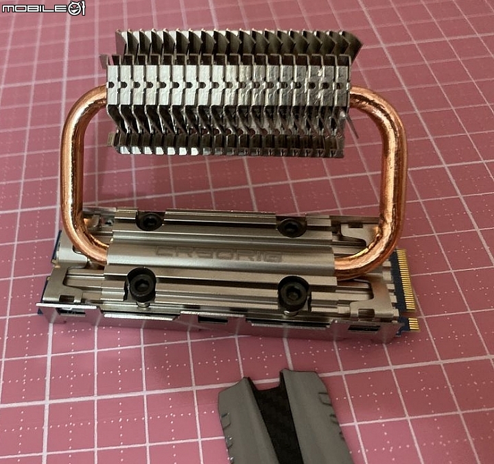 [開箱] 高熱 Gen4 SSD 救星，快睿 Frostbit M.2 熱導管散熱片