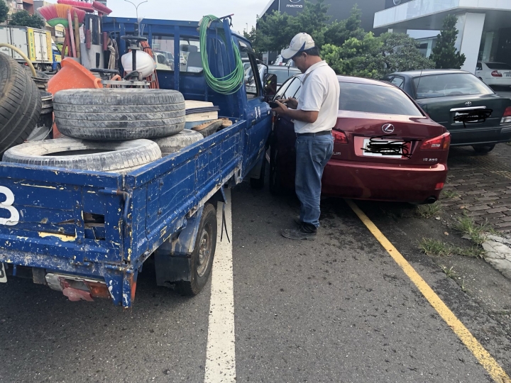 路邊 邊線外 還有條黃線 被撞需付三成責任嗎