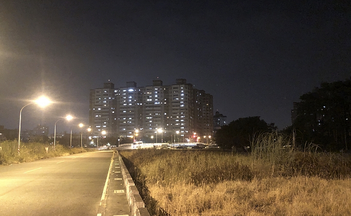 點我看大圖 幾款IPHONE 夜拍APP介紹 簡單感想~~