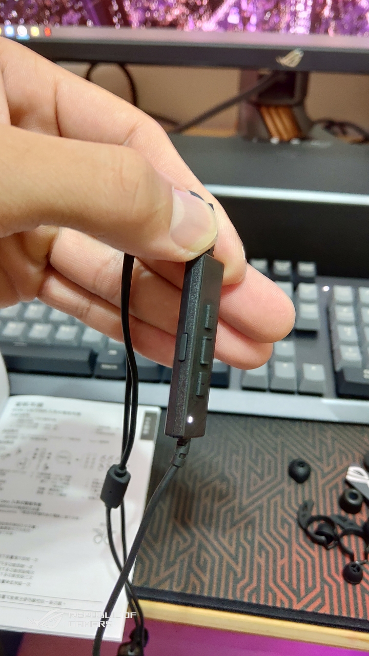 ROG CETRA 入耳式遊戲、音樂主動降噪耳機 + ROG THRONE QI 無線充電耳機架（簡單開箱）