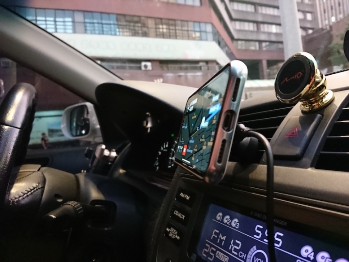 實用又騷包的 moshi SnapTo 車用磁吸無線充電手機支架