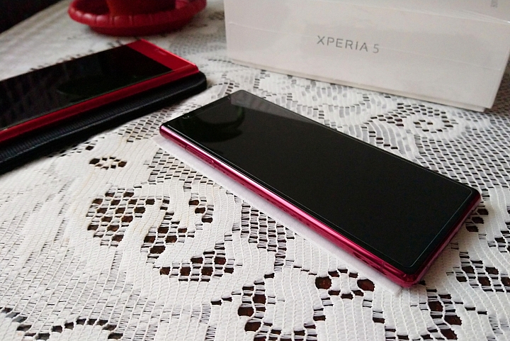 XPERIA 5 璃光紅簡單開箱(XZP鏡紅同框)