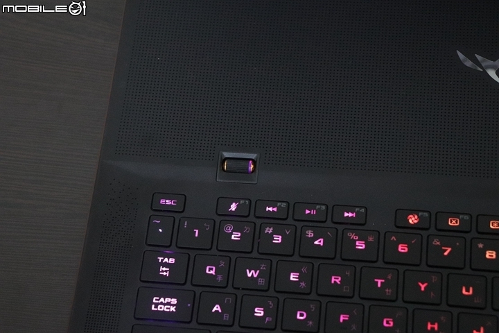 兼具PD充電實用性和效能暢玩AAA遊戲,大尺寸電競筆電ROG Zephyrus S GX701開箱心得