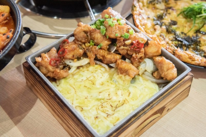 【台中│食記】「蝦爆了!」超狂創意韓料辣炒年糕鍋"24隻"蝦子躺好躺滿!