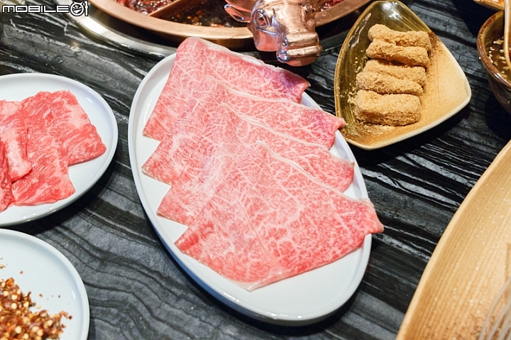 和牛牛油與重慶麻辣鍋結合的精彩美味《麻辣45》正式在台開幕！