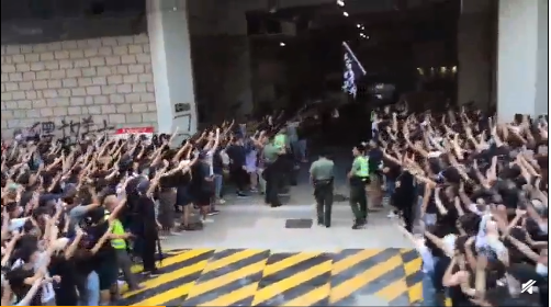 香港這麼多年輕人一起手持 納粹手勢 ！可怕 ！可惜 YTF不允許發佈暴亂真相視頻