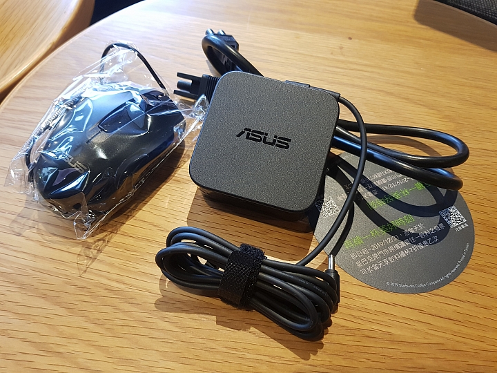 【小宅開箱】ASUS VivoBook S15 S532 上班切歌、回Line不煩惱 秘密的第二螢幕