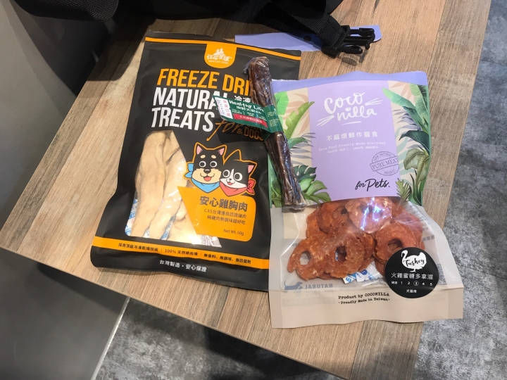 為了吃零食和除蟲肉塊不斷耍雜技的汪汪