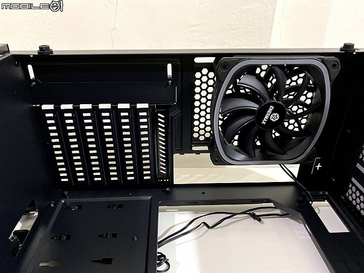 [開箱] ENERMAX 星光戰士  SF30 機殼 (圖多)