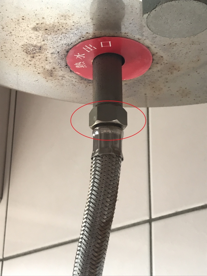 電熱水器熱水管冒火花