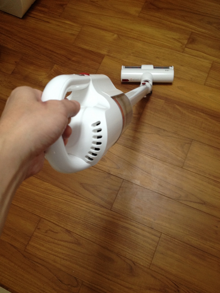 大叔家中兩大三小與《PUPPY小狗電器T10 Home無線手持吸塵器》的試用心得，左右開攻都很讚；Do Vacumming變成舉手之勞喔。