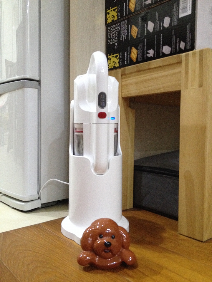 大叔家中兩大三小與《PUPPY小狗電器T10 Home無線手持吸塵器》的試用心得，左右開攻都很讚；Do Vacumming變成舉手之勞喔。