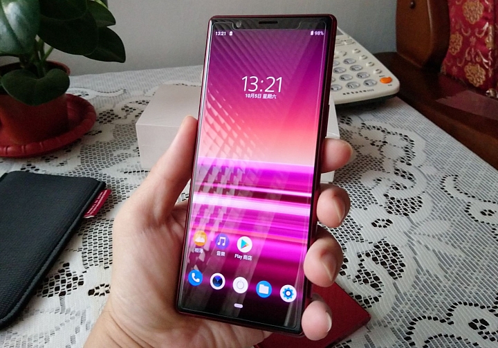 XPERIA 5 璃光紅簡單開箱(XZP鏡紅同框)