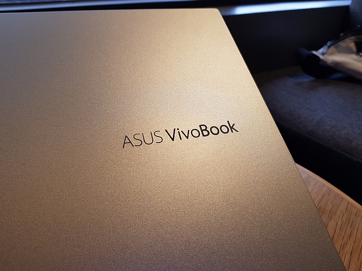 【小宅開箱】ASUS VivoBook S15 S532 上班切歌、回Line不煩惱 秘密的第二螢幕