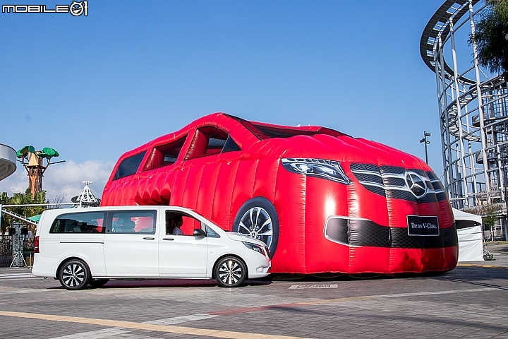 【採訪】Mercedes-Benz小改款V-Class與6公尺巨型充氣滑梯現身，雙十連假開始巡迴展演！