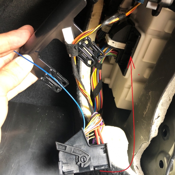 BMW 320i M Sport 加裝後車箱車內開啟按鍵 DIY