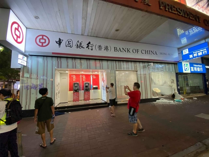 開始打砸搶了~
