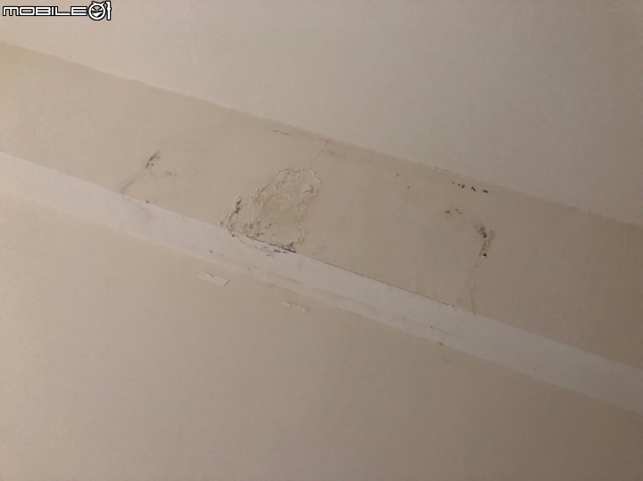 與隔壁戶共用的牆壁樑上產生壁癌