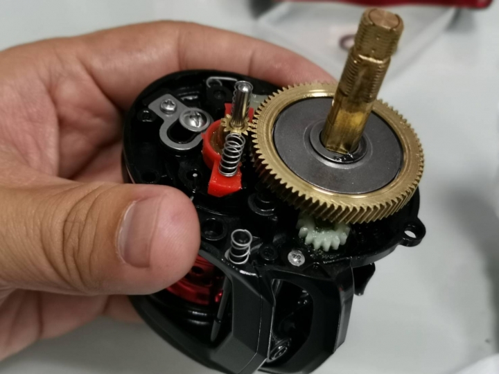 入門小烏龜 ABU bmax3拆解、更換線杯