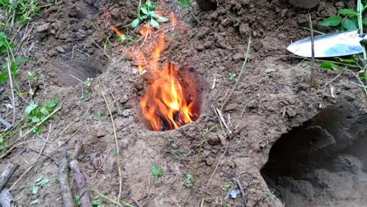 可防風的「達科他火炕」與「埋鍋造飯」實作示範，野外生存必學。Dakota Fire