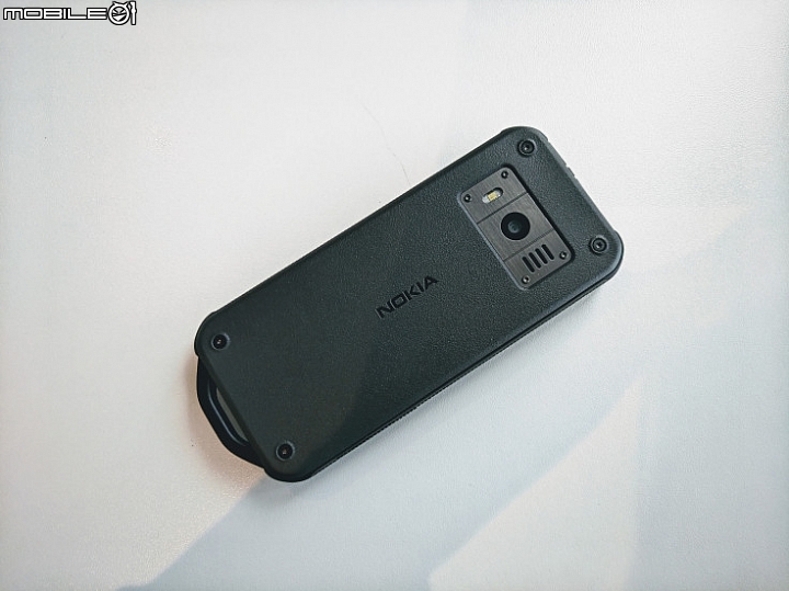 [友情轉帖] 內外俱修: Nokia 800 Tough 開箱