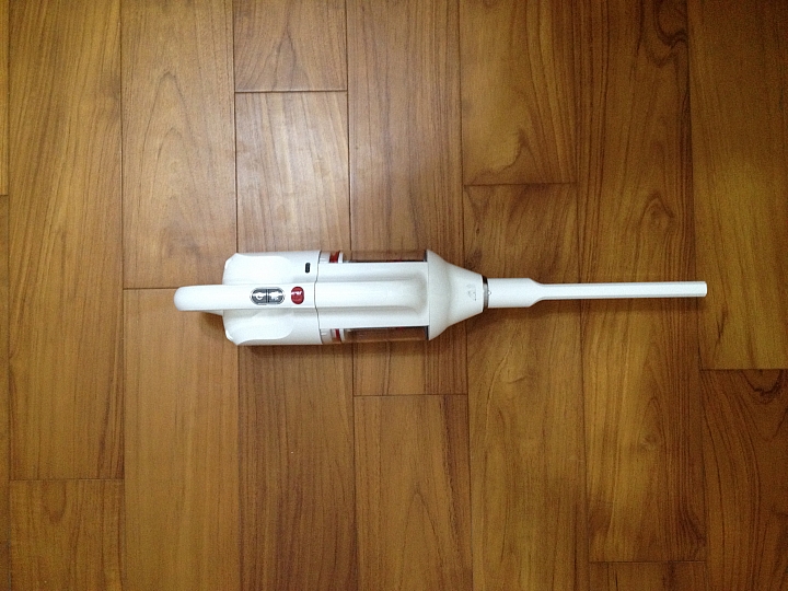 大叔家中兩大三小與《PUPPY小狗電器T10 Home無線手持吸塵器》的試用心得，左右開攻都很讚；Do Vacumming變成舉手之勞喔。