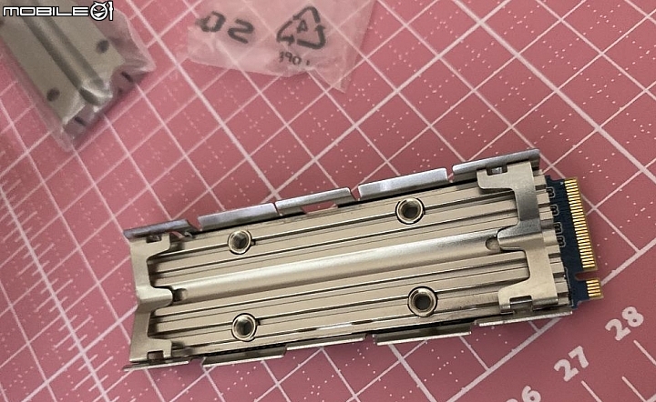 [開箱] 高熱 Gen4 SSD 救星，快睿 Frostbit M.2 熱導管散熱片