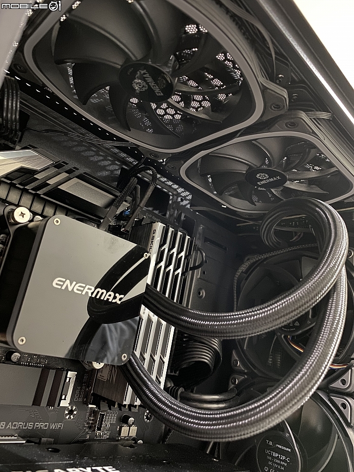 [開箱] ENERMAX 星光戰士  SF30 機殼 (圖多)
