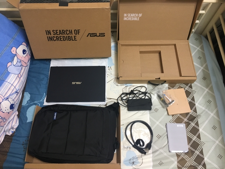 ASUS X571開箱(偷渡室友的X560小比較)