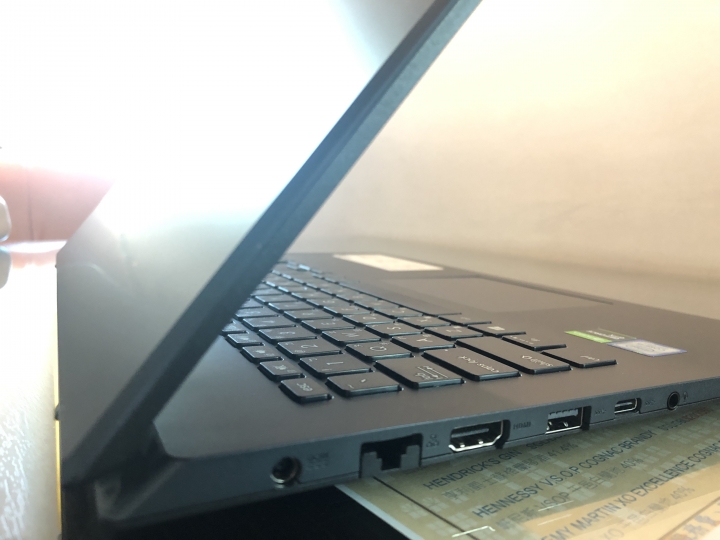 ASUS F571 高CP值筆電簡單開箱 Feat鳳梨鮮蝦燉飯