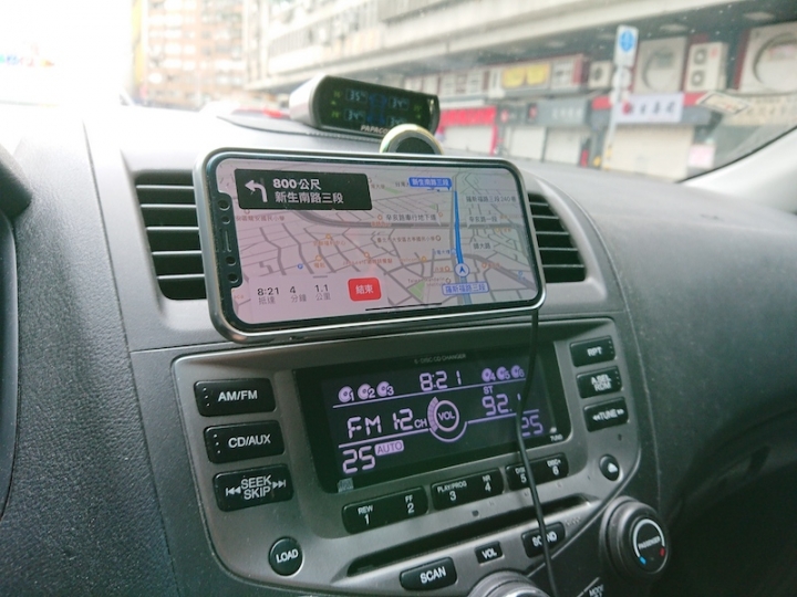 實用又騷包的 moshi SnapTo 車用磁吸無線充電手機支架