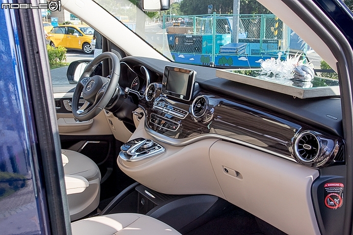 【採訪】Mercedes-Benz小改款V-Class與6公尺巨型充氣滑梯現身，雙十連假開始巡迴展演！