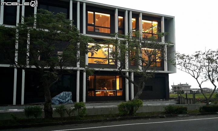 點我看大圖 宜蘭透天別墅~木質、光影與現代風格的組合【景觀設計-客廳】Part.1