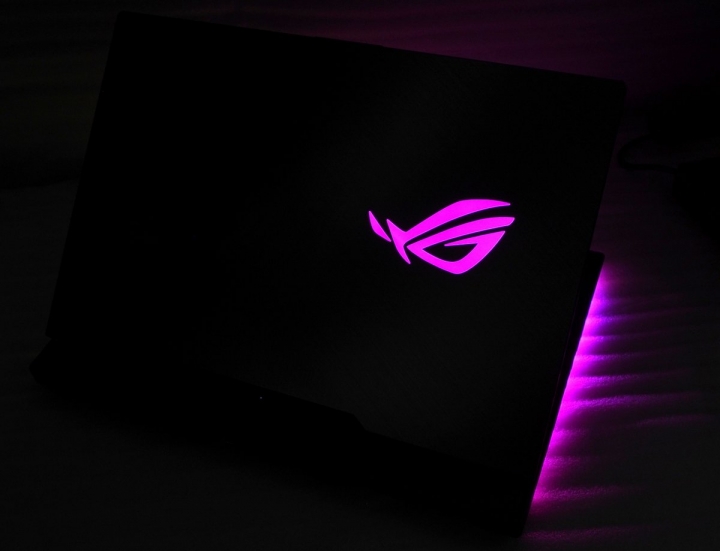 當超跑設計融合 RGB 華碩 ROG STRIX SCAR III G531GW
