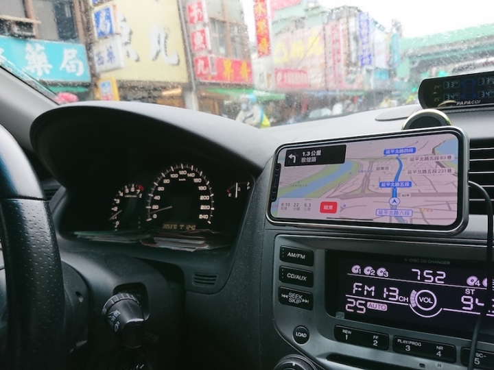 實用又騷包的 moshi SnapTo 車用磁吸無線充電手機支架