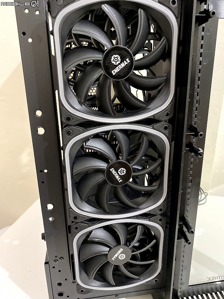 [開箱] ENERMAX 星光戰士  SF30 機殼 (圖多)