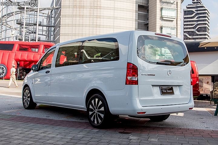 【採訪】Mercedes-Benz小改款V-Class與6公尺巨型充氣滑梯現身，雙十連假開始巡迴展演！